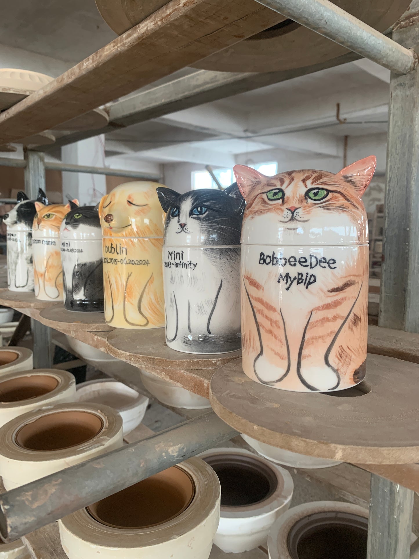 Hand-Painted Cat Memorial Urn – A Unique Artistic Tribute (Custom Portrait & Text)