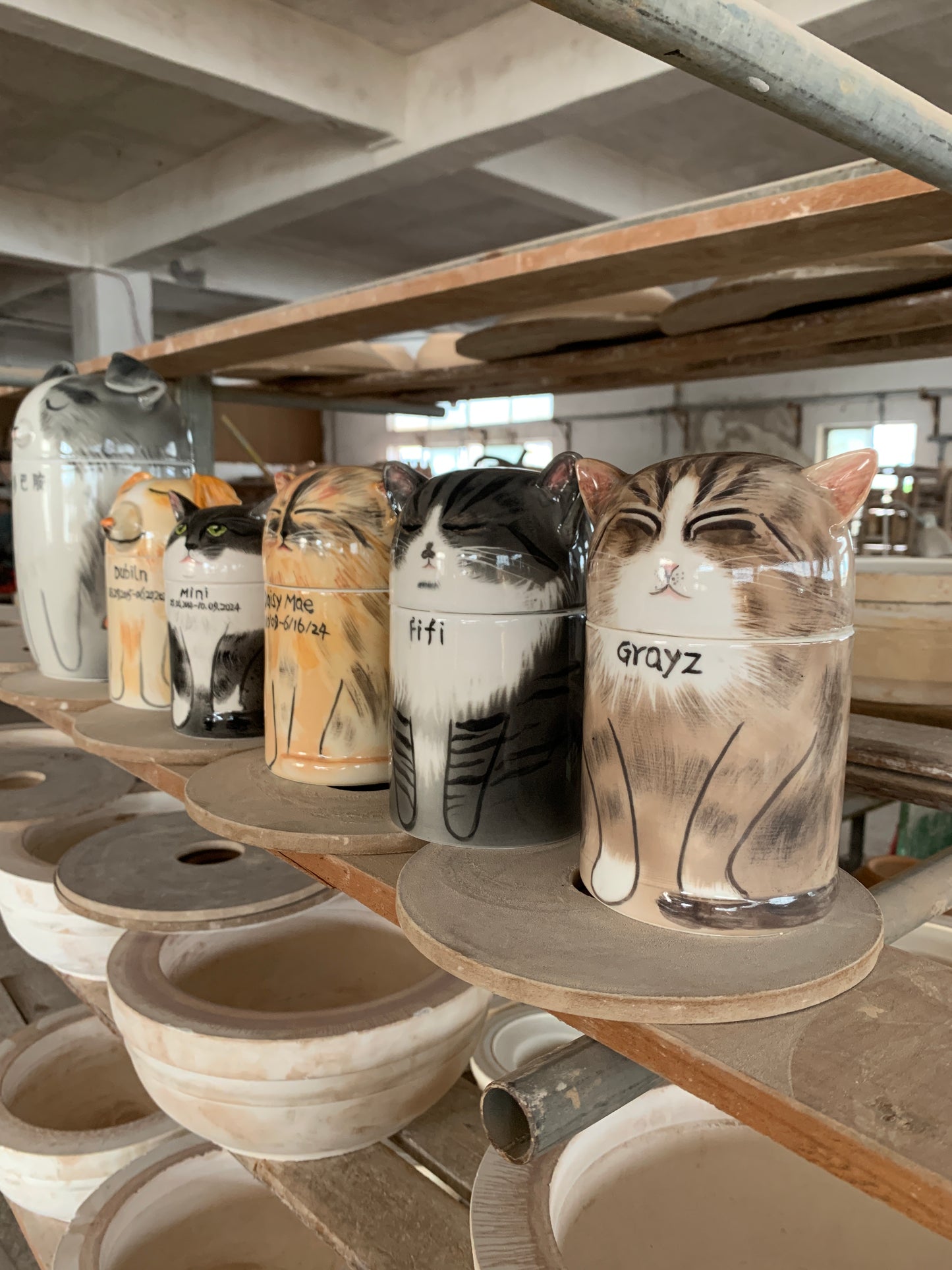 Hand-Painted Cat Memorial Urn – A Unique Artistic Tribute (Custom Portrait & Text)