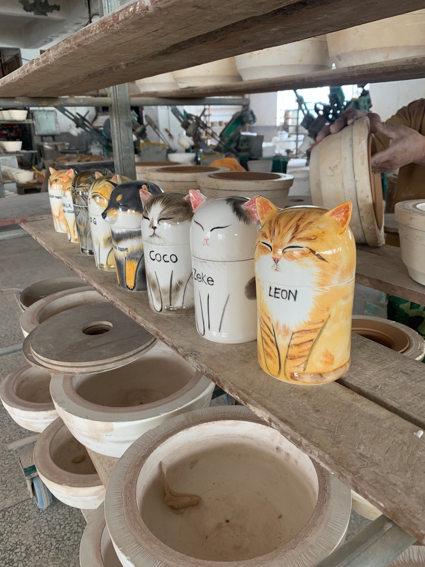 Hand-Painted Cat Memorial Urn – A Unique Artistic Tribute (Custom Portrait & Text)